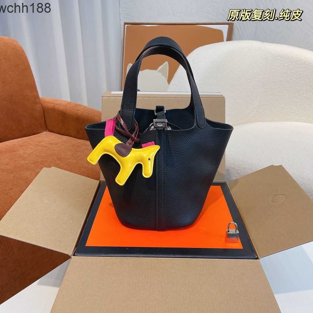 Top Bags Basket Cow Palm Picotin Tote h Locks Layer Bag Leather Handle Designer 2023 Lychee Grain Basket Women's Bucket Handbag 8i94, Navy blue
Top Bags Basket Cow Palm Picotin Tote h Locks Layer Bag Leather Handle Designer 2023 Lychee Grain Basket Women's Bucket Handbag 8i94, Navy blue