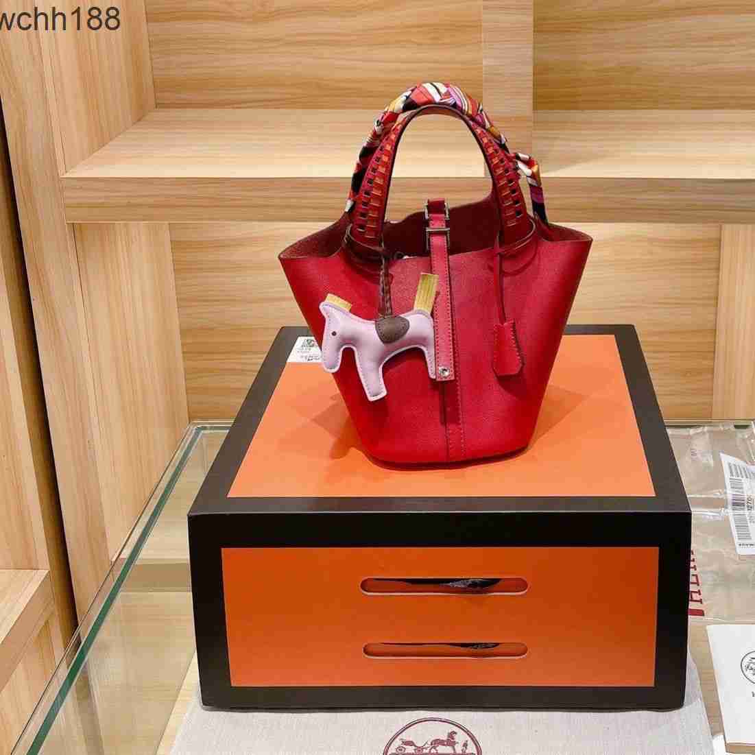 Same Tote Cowhide Picotin High Locks 18cm Bag Style Basket Leather 2023 Bags Basket Designer Weaving Handheld with Silk Scarf Hanger Jman
Same Tote Cowhide Picotin High Locks 18cm Bag Style Basket Leather 2023 Bags Basket Designer Weaving Handheld with Silk Scarf Hanger Jman