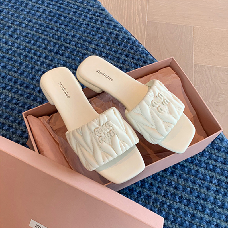 European and American Fashion Non-Slip Square Head Letter Flat for Outdoors Slippers Women's Leather Summer New
European and American Fashion Non-Slip Square Head Letter Flat for Outdoors Slippers Women's Leather Summer New