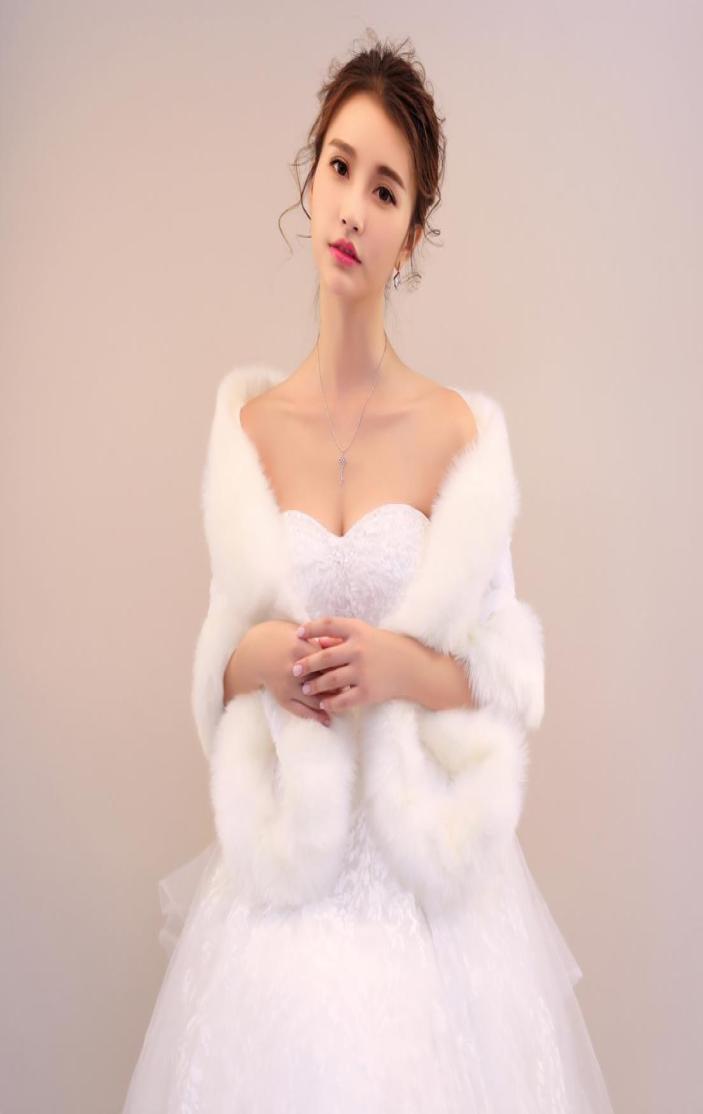 2019 Women Winter Bridal Big Long Coat Faux Fur Ivory Warm Wraps Elegant Half Sleeves Flowers Embellishment Cheap Warm Women Jacke4158618
2019 Women Winter Bridal Big Long Coat Faux Fur Ivory Warm Wraps Elegant Half Sleeves Flowers Embellishment Cheap Warm Women Jacke4158618