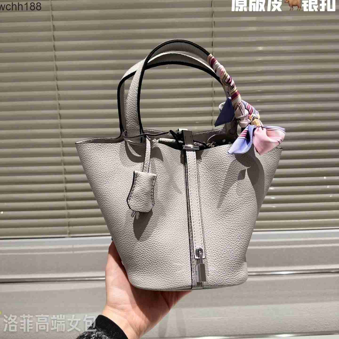 Layer Bag 2023 Leather Lightweight Designer Basket Top Tote Cowhide Women's Picotin Bucket Bags Locks High Handbag 18cm Nz7d, Milk tea color (silver buckle)
Layer Bag 2023 Leather Lightweight Designer Basket Top Tote Cowhide Women's Picotin Bucket Bags Locks High Handbag 18cm Nz7d, Milk tea color (silver buckle)