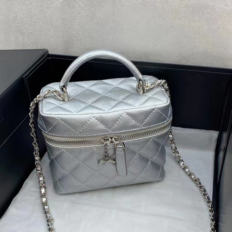 Womens Silver Top Hand Totes Vanity Box Bags Caviar Leather Metal Hardware Matelasse Chain Crossbody Shoulder Handbags Large Capacity Cosmetic Case For Girls 19cm, Box1
Womens Silver Top Hand Totes Vanity Box Bags Caviar Leather Metal Hardware Matelasse Chain Crossbody Shoulder Handbags Large Capacity Cosmetic Case For Girls 19cm, Box1