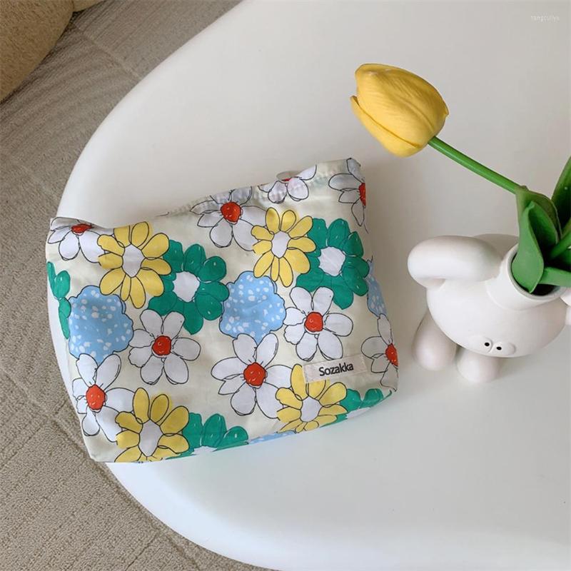 Cosmetic Bags Girl Large Capacity Make Up Bag Floral Print Lipstick Clutch Fashion Portable Travel Toiletries Organizer, Pattern five
Cosmetic Bags Girl Large Capacity Make Up Bag Floral Print Lipstick Clutch Fashion Portable Travel Toiletries Organizer, Pattern five
