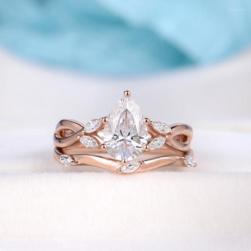 Cluster Rings Veryins 14K Rose Gold 1.5ct D Color 6 9mm Pear Cut Moissanite Bridal Ring Set For Women Wedding
Cluster Rings Veryins 14K Rose Gold 1.5ct D Color 6 9mm Pear Cut Moissanite Bridal Ring Set For Women Wedding