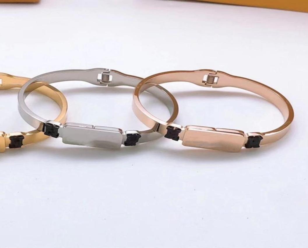 High Quality Designer Spring Bangle Stainless Steel Letter Buckle Bracelet Fashion Jewelry Bracelet for MenWomen with Origin al Ve8267992
High Quality Designer Spring Bangle Stainless Steel Letter Buckle Bracelet Fashion Jewelry Bracelet for MenWomen with Origin al Ve8267992