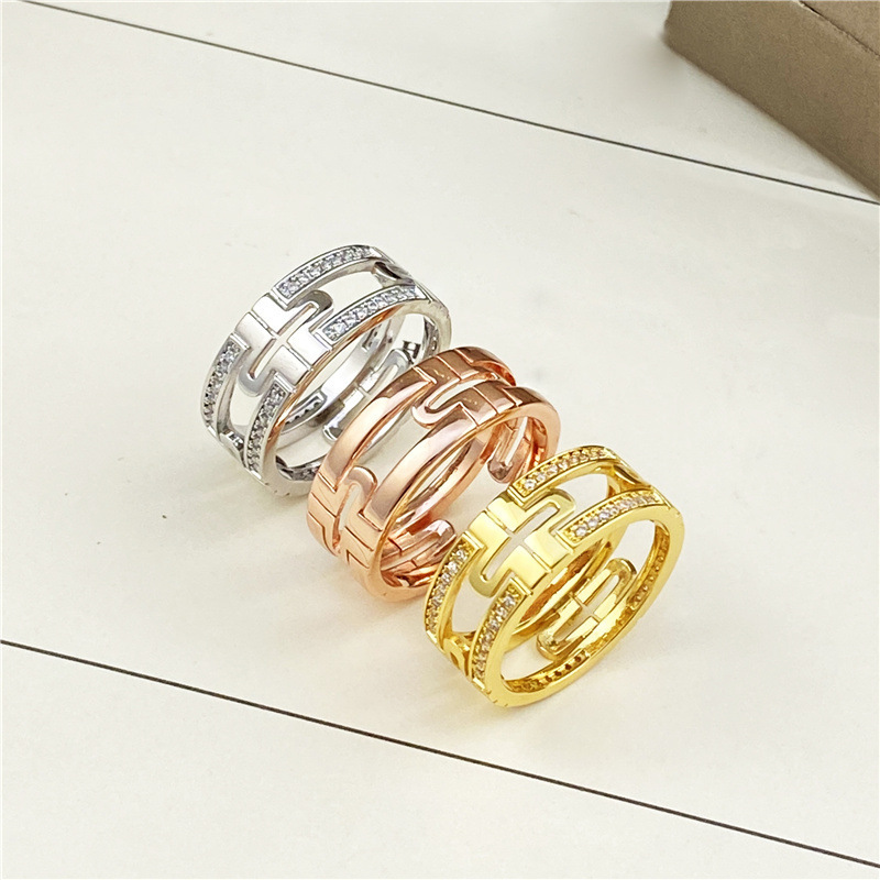 New High Quality Designer Design Paper Clip Hollow out Ring Titanium Ring Classic Jewelry for Men and Women Couple Ring
New High Quality Designer Design Paper Clip Hollow out Ring Titanium Ring Classic Jewelry for Men and Women Couple Ring