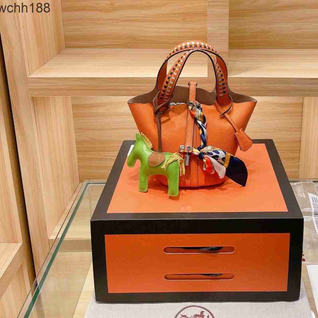 Basket Tote Picotin Locks Bag Basket 2023 Bags Designer Same Style High Leather Cowhide 18cm Weaving Handheld with Silk Scarf Hanger H4kq
Basket Tote Picotin Locks Bag Basket 2023 Bags Designer Same Style High Leather Cowhide 18cm Weaving Handheld with Silk Scarf Hanger H4kq