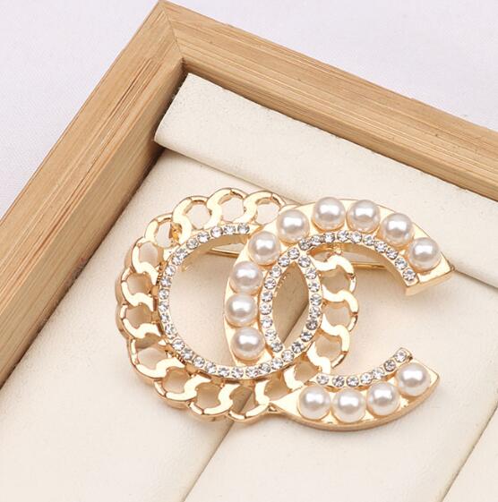 20style Luxury Designer Pins Brooches Pearl Crystal Rhinestone 18K Gold Plated Womens Brand Letter Brooch Pins Sweater Suit Brought Clothing Jewelry Accessories
20style Luxury Designer Pins Brooches Pearl Crystal Rhinestone 18K Gold Plated Womens Brand Letter Brooch Pins Sweater Suit Brought Clothing Jewelry Accessories
