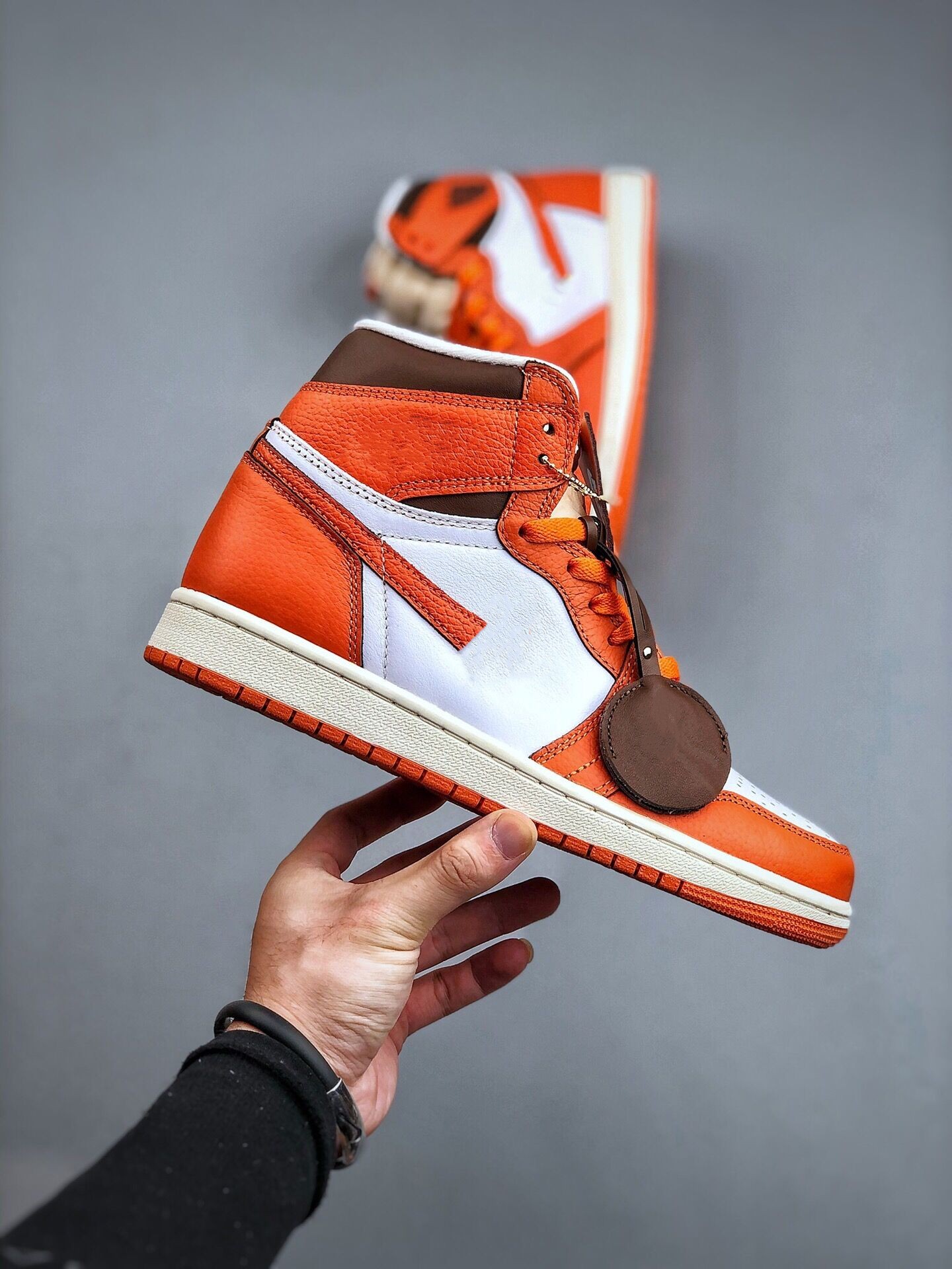 With Box 1s Starfish Basketball Shoes Women's Men Jumpman 1 High OG White Cacao Wow Sail Designer Lifestyle Casual Designer Sneakers
With Box 1s Starfish Basketball Shoes Women's Men Jumpman 1 High OG White Cacao Wow Sail Designer Lifestyle Casual Designer Sneakers