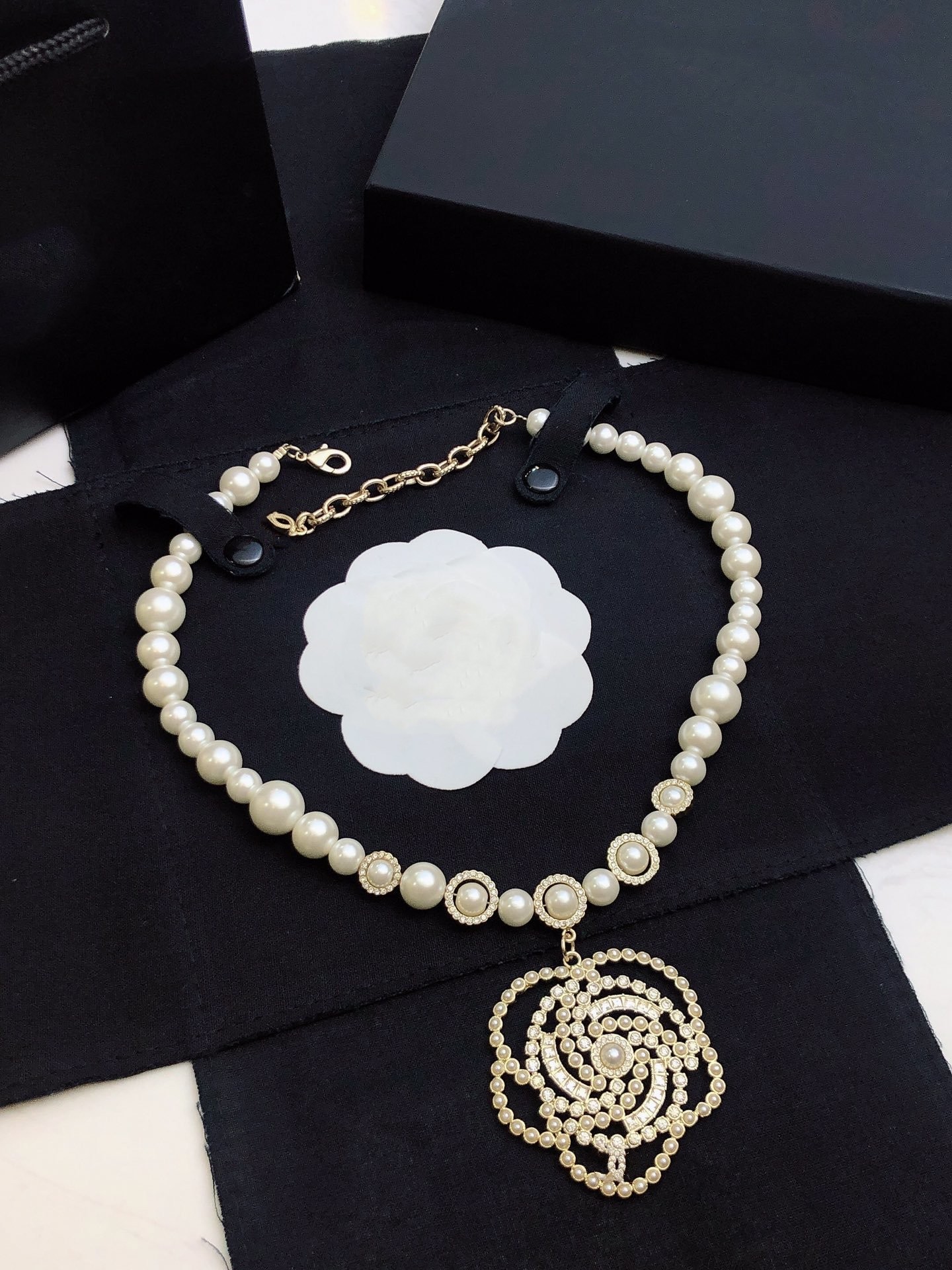 High Quality Designer channel Pendant Necklace Charm Luxury Design Popular Fashion Brand fure hfirft dghue
High Quality Designer channel Pendant Necklace Charm Luxury Design Popular Fashion Brand fure hfirft dghue