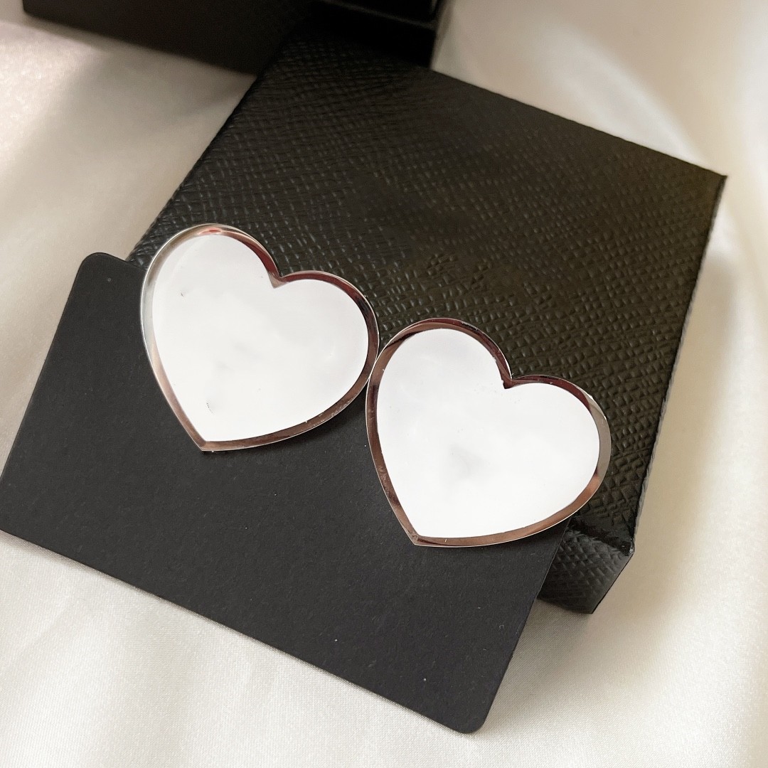 Pearl Heart Earrings Luxury Designer Charm Fashion Atmosphere Earrings Women's Earrings Party Birthday Wedding Jewelry
Pearl Heart Earrings Luxury Designer Charm Fashion Atmosphere Earrings Women's Earrings Party Birthday Wedding Jewelry