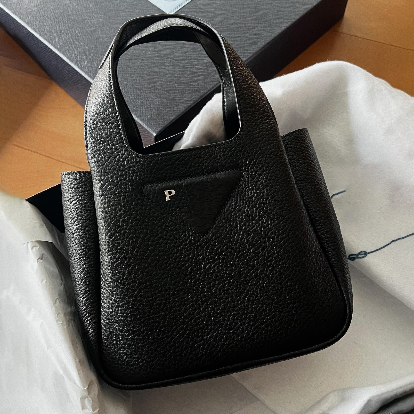 Genuine leather handbag Triangle tote crossbody bag basket Womens designer clutch bag Mens wallet Metal fittings underarm bags gym Magnetic prad snap shoulder bags, Black
Genuine leather handbag Triangle tote crossbody bag basket Womens designer clutch bag Mens wallet Metal fittings underarm bags gym Magnetic prad snap shoulder bags, Black