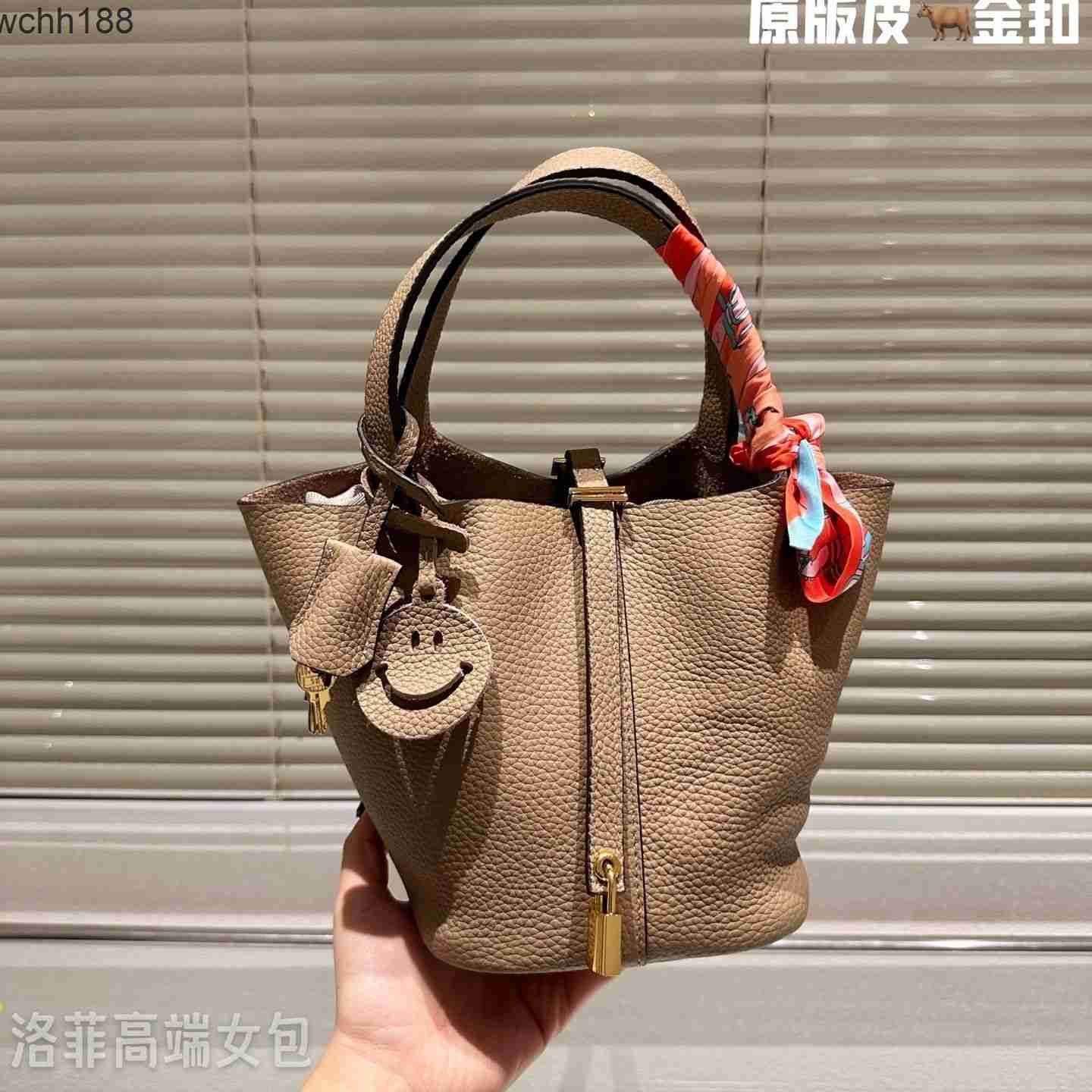 Bucket 2023 Designer Tote Picotin Bags Locks Bag Basket Top Layer Lightweight Cowhide Women's Leather High Handbag 18cm Ebea, Black (silver buckle)
Bucket 2023 Designer Tote Picotin Bags Locks Bag Basket Top Layer Lightweight Cowhide Women's Leather High Handbag 18cm Ebea, Black (silver buckle)