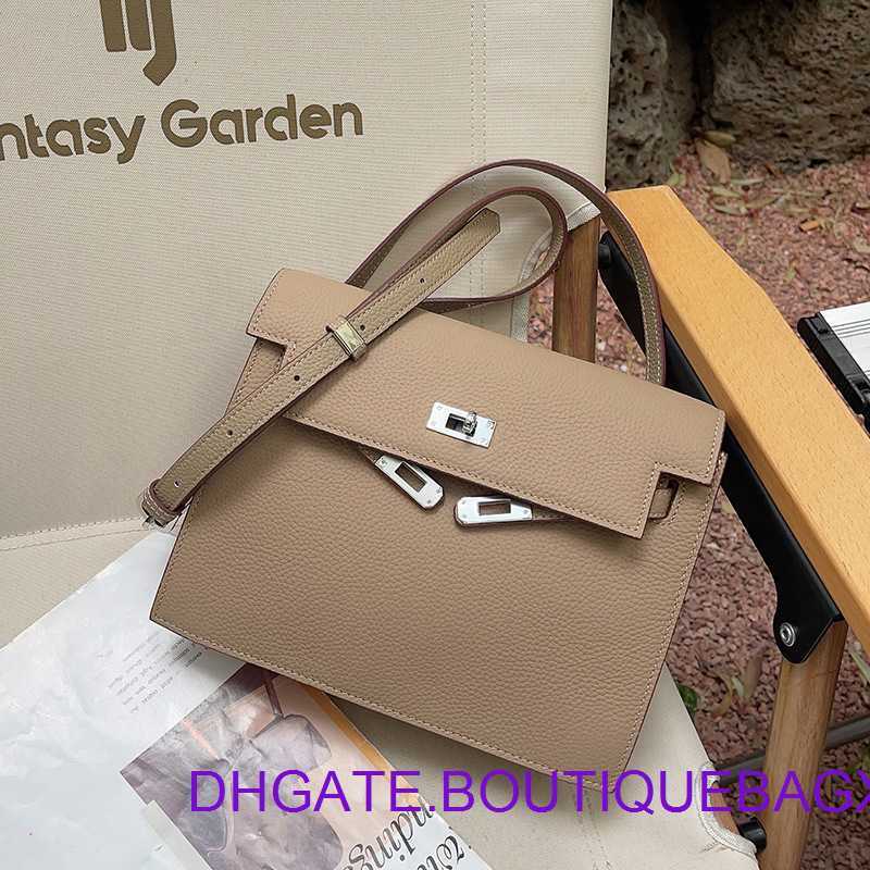 Designer Hremm Kelys's Evening Bags for outlet 2023 New Danse Dance Fashion Versatile Leather Backpack Small Square One Shoulder Crossbody Have real Logo, Golden brown
Designer Hremm Kelys's Evening Bags for outlet 2023 New Danse Dance Fashion Versatile Leather Backpack Small Square One Shoulder Crossbody Have real Logo, Golden brown