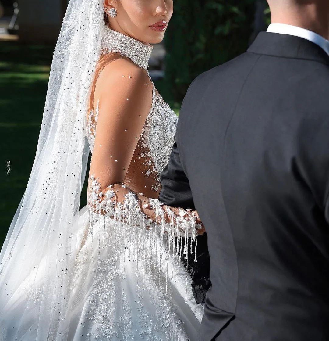 Luxury Ball Gown Wedding Dresses Long Sleeves V Neck Halter Sequins Applique Ruffles Bridal Gowns Beads Zipper Formal Dress Plus Size Custom Made Vest