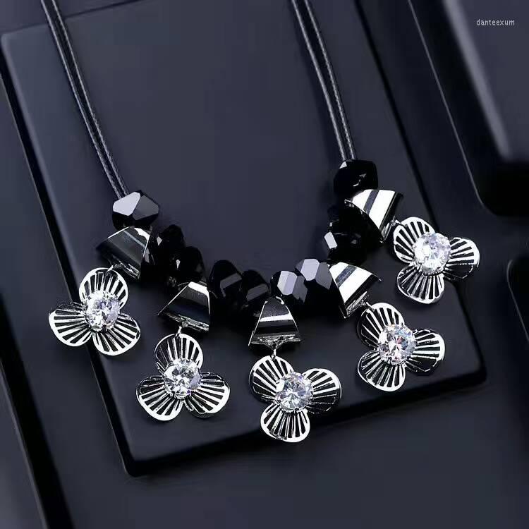 Pendant Necklaces Ladies Zircon Crystal Flower Choker Necklace Black PU Hollow Drop Short Jewelry For Women
Pendant Necklaces Ladies Zircon Crystal Flower Choker Necklace Black PU Hollow Drop Short Jewelry For Women