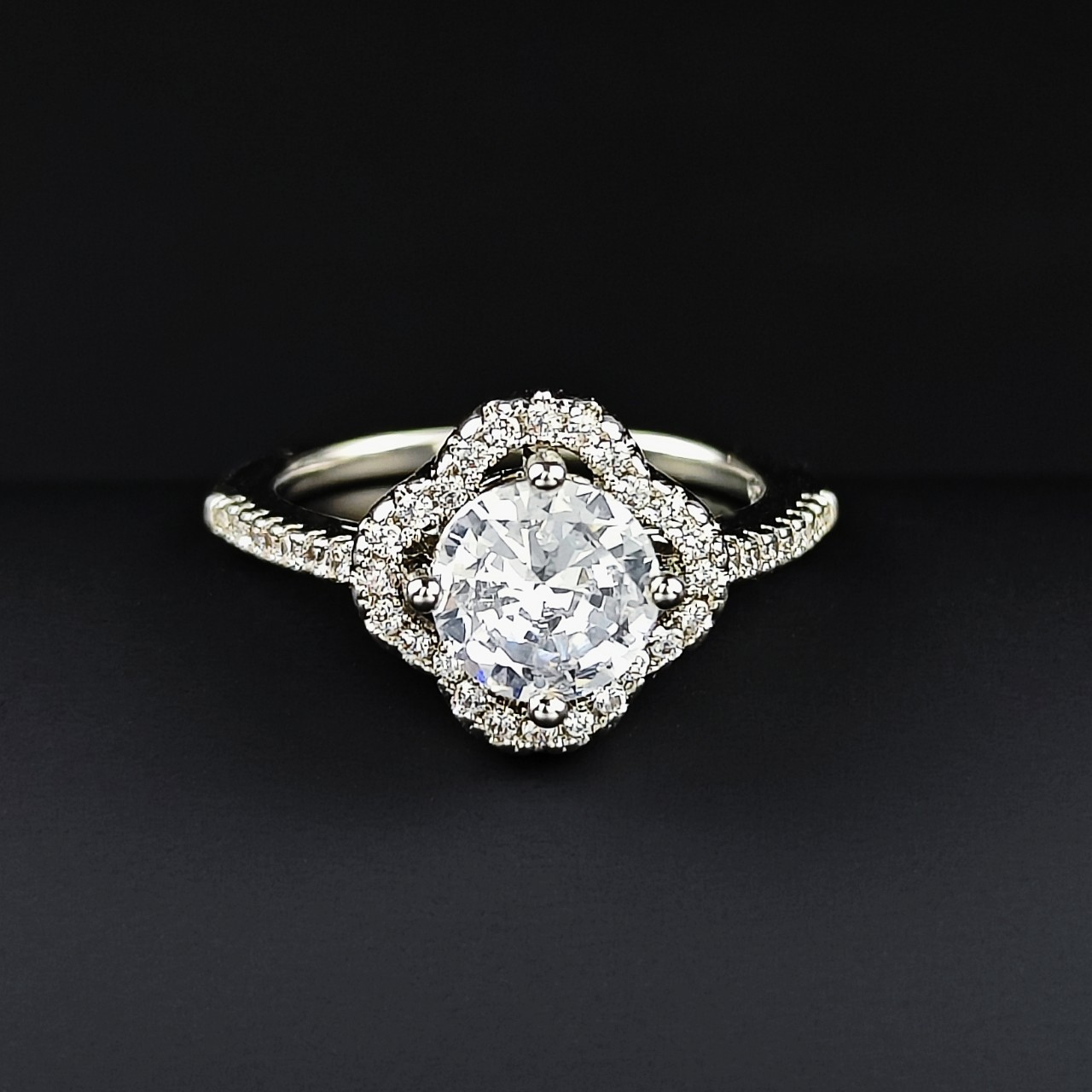 Designer Diamond rhinestones Four- Leaf Clover Flower Ring Women's luxury large zircon full of diamond ring ornaments luxury jewelry
Designer Diamond rhinestones Four- Leaf Clover Flower Ring Women's luxury large zircon full of diamond ring ornaments luxury jewelry