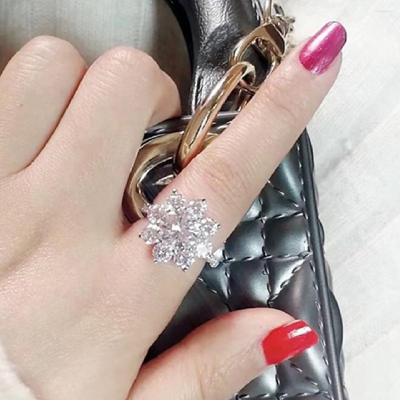 Cluster Rings IOGOU Moissanite Sunflower Rings1.0/2.0Ct D Color 925 Sterling Silver Wedding Band Ring For Women Luxury Engagement Jewelry
Cluster Rings IOGOU Moissanite Sunflower Rings1.0/2.0Ct D Color 925 Sterling Silver Wedding Band Ring For Women Luxury Engagement Jewelry
