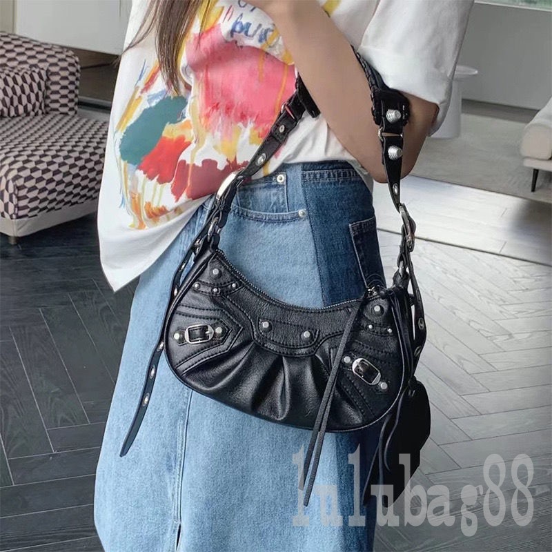 Party luxury bag shoulder bags le cagole girls classical crossbody bolso women evening sac wallet fashion classical nice designer handbags single XB014 F23, 2#
Party luxury bag shoulder bags le cagole girls classical crossbody bolso women evening sac wallet fashion classical nice designer handbags single XB014 F23, 2#