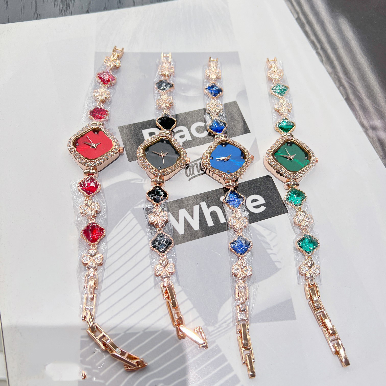 Luxury Classic Watch for women Elegant 4/Four Leaf Clover Designer Watchs Watches Wristwatch blue red black green Fashion Wristwatches 904L Stainless Steel
Luxury Classic Watch for women Elegant 4/Four Leaf Clover Designer Watchs Watches Wristwatch blue red black green Fashion Wristwatches 904L Stainless Steel