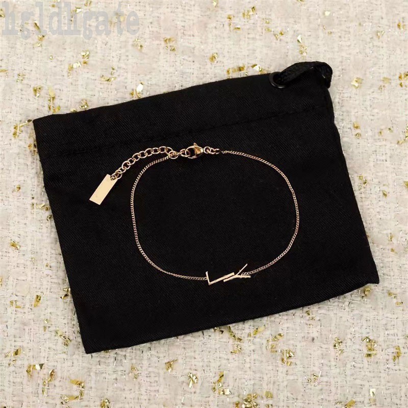 Couples men bracelet alloys luxury bracelet rectangles tag link chains wedding no fade plated golden letters charms braceletes designer for women nice B018 F23
Couples men bracelet alloys luxury bracelet rectangles tag link chains wedding no fade plated golden letters charms braceletes designer for women nice B018 F23