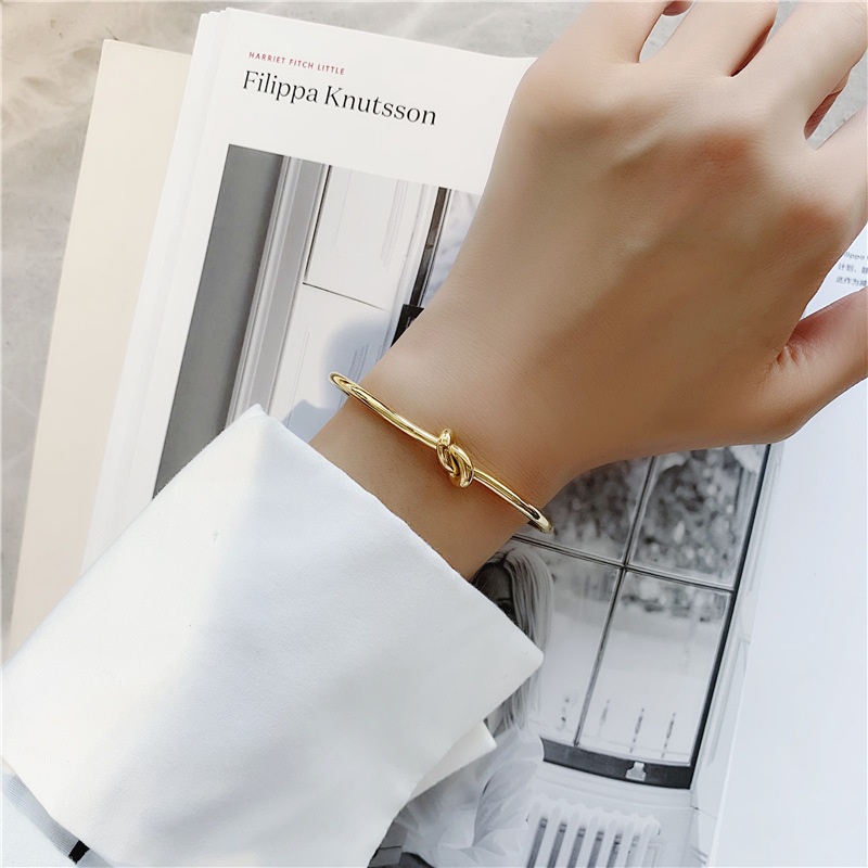 High end Luxury Fashion Knot Bracelet Titanium Steel Plated 18k Rose Gold Essential Bracelet for Couples Holiday Gift
High end Luxury Fashion Knot Bracelet Titanium Steel Plated 18k Rose Gold Essential Bracelet for Couples Holiday Gift