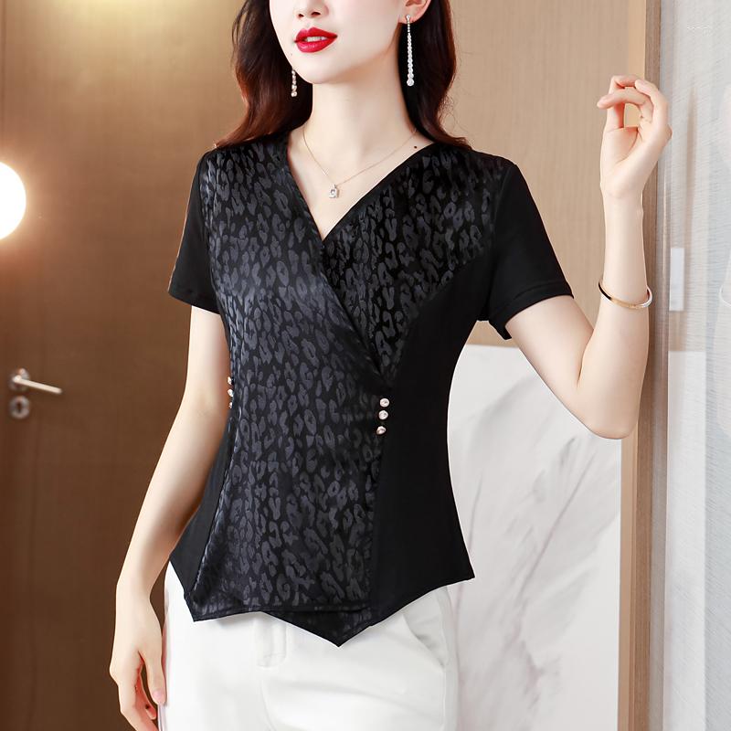Women's Blouses 2023 Summer Elegant Black V-neck Slim Knitted Tshirt For Women Short Sleeve Jacquard Female Tunic Irregular Top
Women's Blouses 2023 Summer Elegant Black V-neck Slim Knitted Tshirt For Women Short Sleeve Jacquard Female Tunic Irregular Top