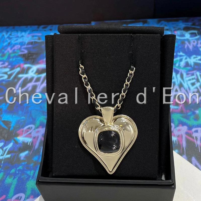 Pendant Necklaces Chevalier D'Eon 2023 Brand Ladies Vintage Black Peach Heart Necklace For Women High Quality Goth Collares ChainPendant
Pendant Necklaces Chevalier D'Eon 2023 Brand Ladies Vintage Black Peach Heart Necklace For Women High Quality Goth Collares ChainPendant
