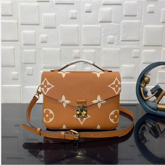 Fashion Luxurys Designers bag Embossing flower pochette Women Handbag Messenger Bags Genuine Leather METIS Elegant Womens Shoulder Crossbody Bag, Beige
Fashion Luxurys Designers bag Embossing flower pochette Women Handbag Messenger Bags Genuine Leather METIS Elegant Womens Shoulder Crossbody Bag, Beige