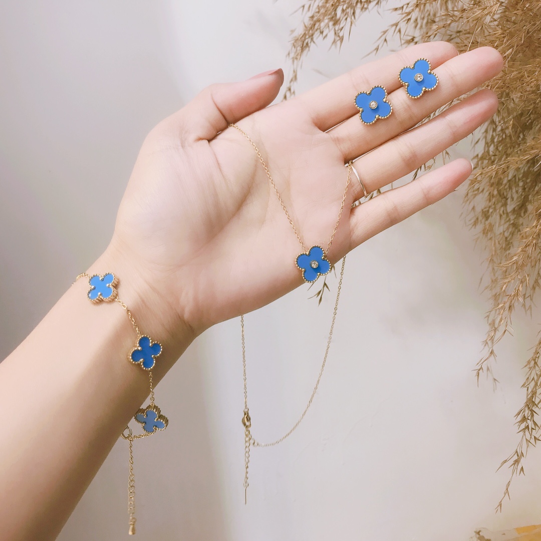 Fashion Chain Bracelets 4Four Leaf Clover Designer Jewelry Sets 18K Gold Plated Bangle Bracelets Earrings Necklace Women Wedding Lovers X181, Golden
Fashion Chain Bracelets 4Four Leaf Clover Designer Jewelry Sets 18K Gold Plated Bangle Bracelets Earrings Necklace Women Wedding Lovers X181, Golden
