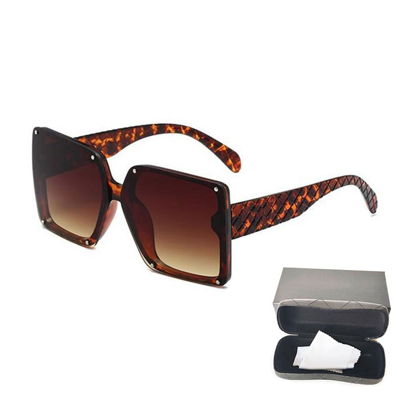 High Quality beach Womans Sunglasses Luxury vintage Mens Sun glasses net red same glasses Brand men Designer eyeglass Gradient women spectacles 1115 Sun glasses
High Quality beach Womans Sunglasses Luxury vintage Mens Sun glasses net red same glasses Brand men Designer eyeglass Gradient women spectacles 1115 Sun glasses