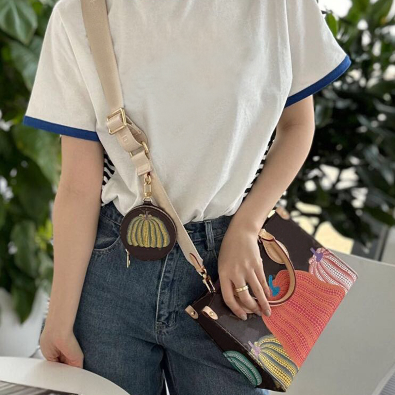 LV084 10designer bag woemen bag A pumpkin motif appears on canvas in warm colors, while a coin purse is embellished with straps.M46467
LV084 10designer bag woemen bag A pumpkin motif appears on canvas in warm colors, while a coin purse is embellished with straps.M46467