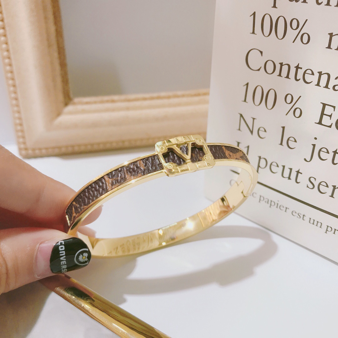 New Style Bracelets Women Bangle Designer Letter Jewelry Faux Leather 18K Gold Plated Stainless steel Wristband Cuff Fashion Jewelry Accessories S118
New Style Bracelets Women Bangle Designer Letter Jewelry Faux Leather 18K Gold Plated Stainless steel Wristband Cuff Fashion Jewelry Accessories S118