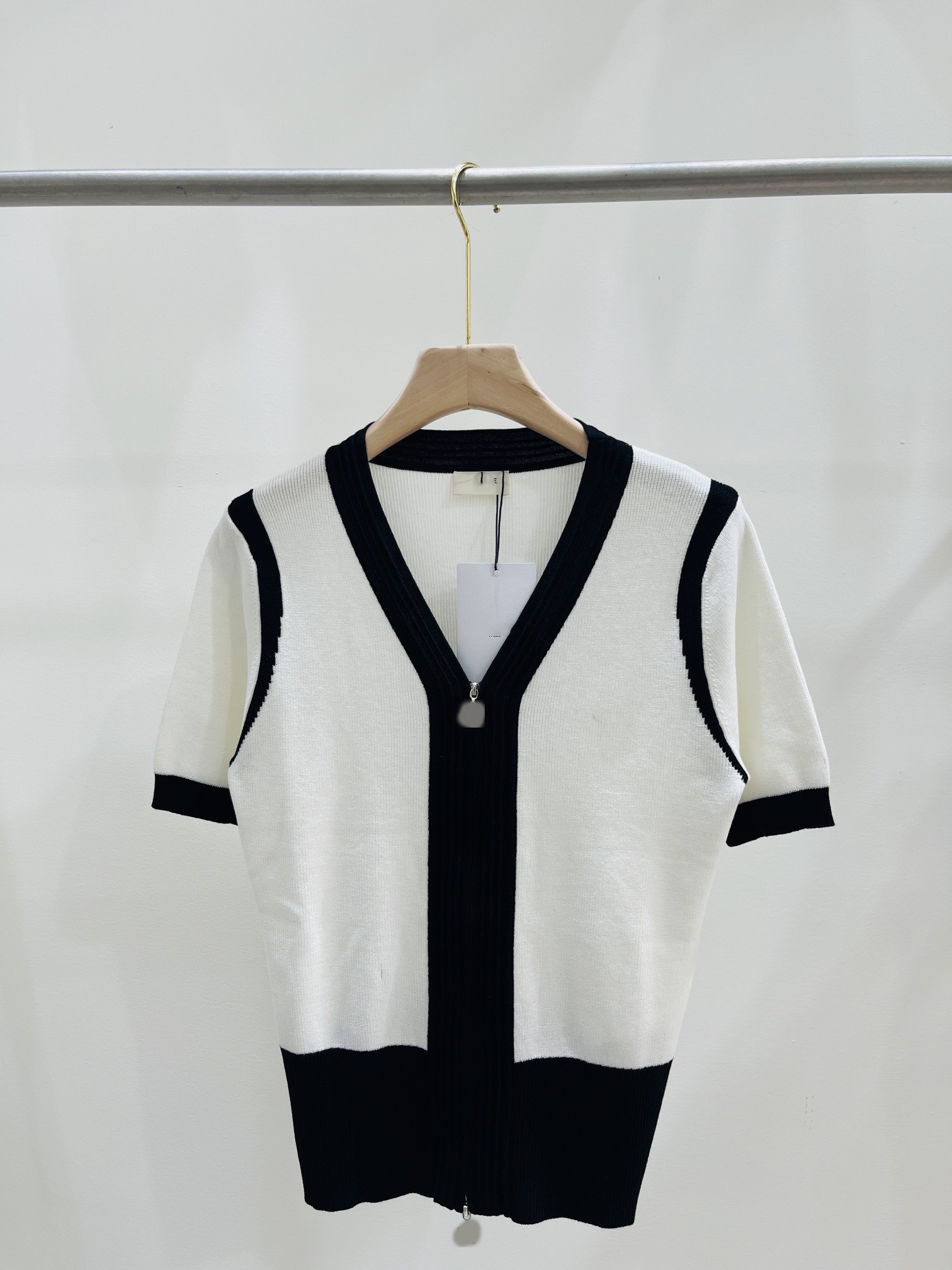 2023 New Short Autumn Milan Runway Sweaters V Neck Short Sleeve Women' Sweater High End Jacquard Cardigan Designer Clothing 0904-2, White
2023 New Short Autumn Milan Runway Sweaters V Neck Short Sleeve Women' Sweater High End Jacquard Cardigan Designer Clothing 0904-2, White