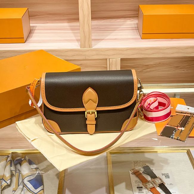 Fashion women shoulder bag Postman bag Women Satchel Shoulder Clutch Cross body Luxury genuine leather hobo Chain handbag Presbyopic Drawstring Bucket diane, White
Fashion women shoulder bag Postman bag Women Satchel Shoulder Clutch Cross body Luxury genuine leather hobo Chain handbag Presbyopic Drawstring Bucket diane, White