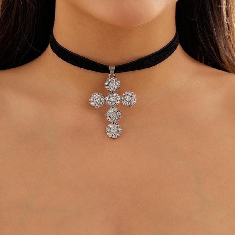 Pendant Necklaces PuRui Fashion Luxury Rhinestone Cross Short Necklace For Women Gothic Black Velvet Choker Charm Trend Jewelry
Pendant Necklaces PuRui Fashion Luxury Rhinestone Cross Short Necklace For Women Gothic Black Velvet Choker Charm Trend Jewelry