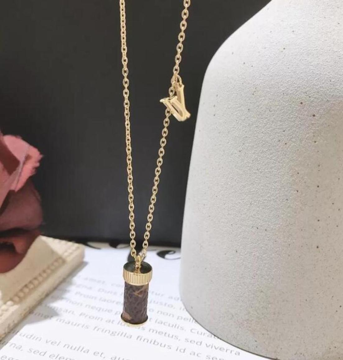 Womens Design Necklace Faux Leather 18K Gold Plated Stainless Steel Necklaces Choker Chain Letter Pendant Europe America Fashion W6233178
Womens Design Necklace Faux Leather 18K Gold Plated Stainless Steel Necklaces Choker Chain Letter Pendant Europe America Fashion W6233178