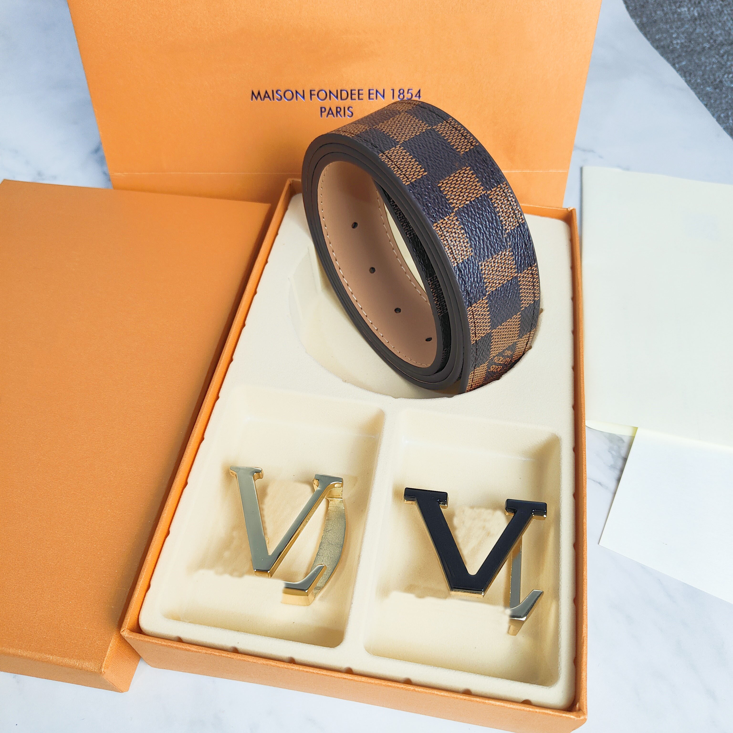 Fashion Classic Men Designer Belts Womens Mens Casual Letter Smooth Buckle Luxury Belt colors Width With box Triangle Plain Litchi Toothpick Pattern brown grid, Double buckle
Fashion Classic Men Designer Belts Womens Mens Casual Letter Smooth Buckle Luxury Belt colors Width With box Triangle Plain Litchi Toothpick Pattern brown grid, Double buckle