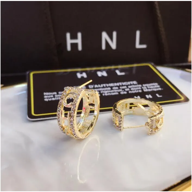 Premium Luxury Letter Earrings Charm Fashion Designer Earrings 18k Gold-plated Fine Jewelry Classic Senior Logo Young People Couple Family Christmas Gift A170
Premium Luxury Letter Earrings Charm Fashion Designer Earrings 18k Gold-plated Fine Jewelry Classic Senior Logo Young People Couple Family Christmas Gift A170