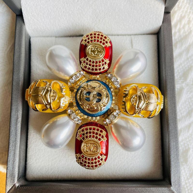 Brooches Retro Famous Designer Brooch High Quality Big Pearl Jewelry Pins Broach For Women Sweater Dress
Brooches Retro Famous Designer Brooch High Quality Big Pearl Jewelry Pins Broach For Women Sweater Dress