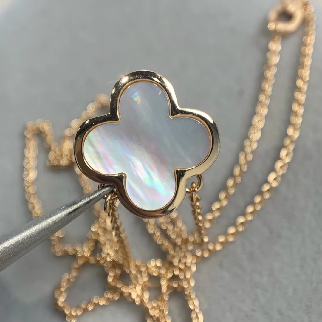 Designer jewelry clover necklace 4 leaf Pendant luxury chain Fashion Classic for women Valentine's Day Gift bracelet engagement jewelry 5A quality with brand box
Designer jewelry clover necklace 4 leaf Pendant luxury chain Fashion Classic for women Valentine's Day Gift bracelet engagement jewelry 5A quality with brand box