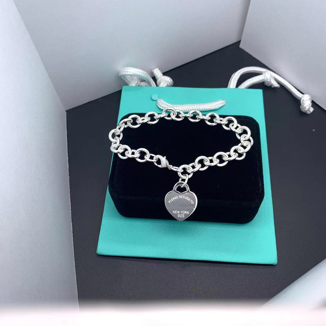 Designer love pendant necklace fashion personality bracelet couple gift personality niche cold wind chain
Designer love pendant necklace fashion personality bracelet couple gift personality niche cold wind chain
