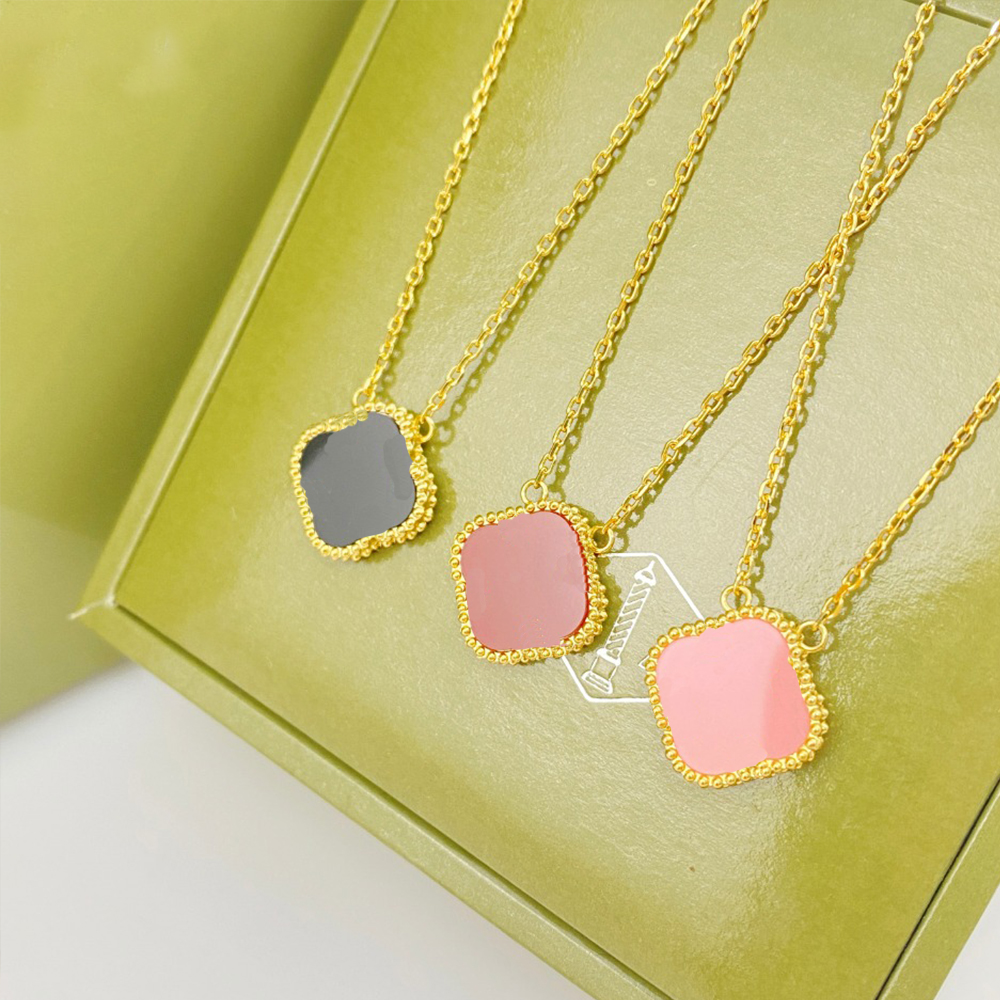Van designer clover necklace luxury brand 925 silver necklace high quality non-fading non-allergic
Van designer clover necklace luxury brand 925 silver necklace high quality non-fading non-allergic