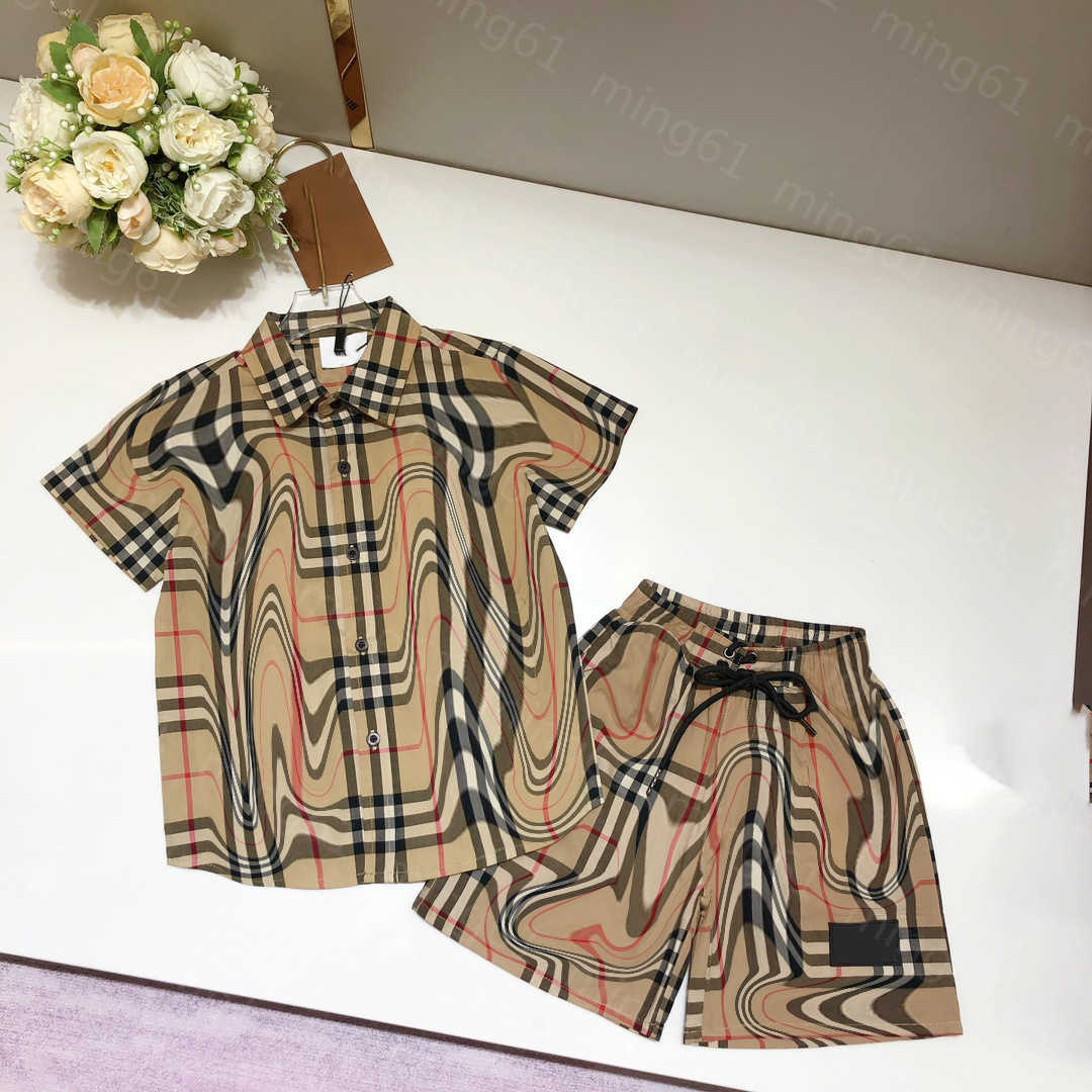 23ss kid sets kids designer clothes baby set lapel Lattice Short sleeve shirt Elastic waist drawstring Lattice shorts suit High quality baby clothes
23ss kid sets kids designer clothes baby set lapel Lattice Short sleeve shirt Elastic waist drawstring Lattice shorts suit High quality baby clothes