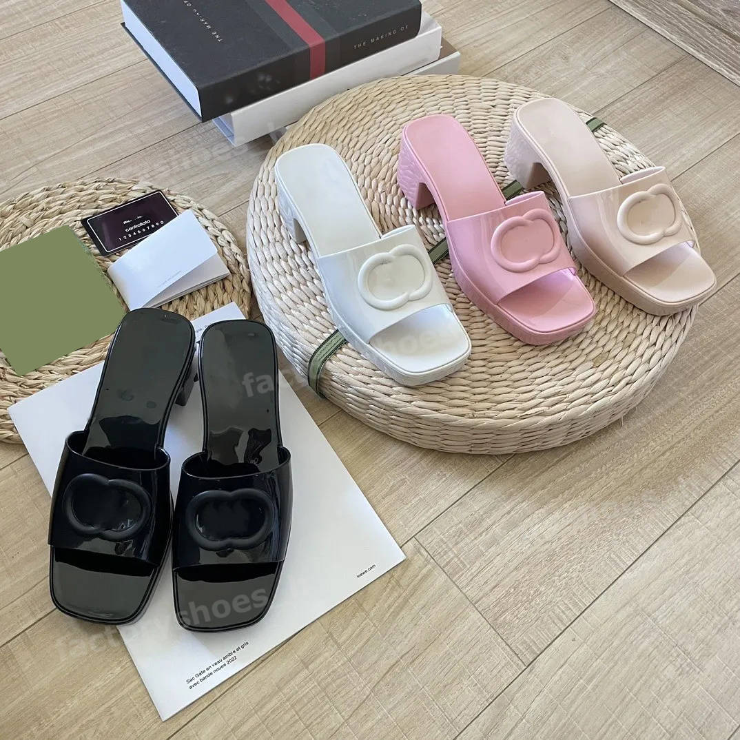Designer Sandals Jelly Sandal Women Sandal Rubber Slippers Chunky High Heels Crystal Slipper Thick Bottom Scuffs Platform Mules Alphabet Shoes Candy Colors
Designer Sandals Jelly Sandal Women Sandal Rubber Slippers Chunky High Heels Crystal Slipper Thick Bottom Scuffs Platform Mules Alphabet Shoes Candy Colors