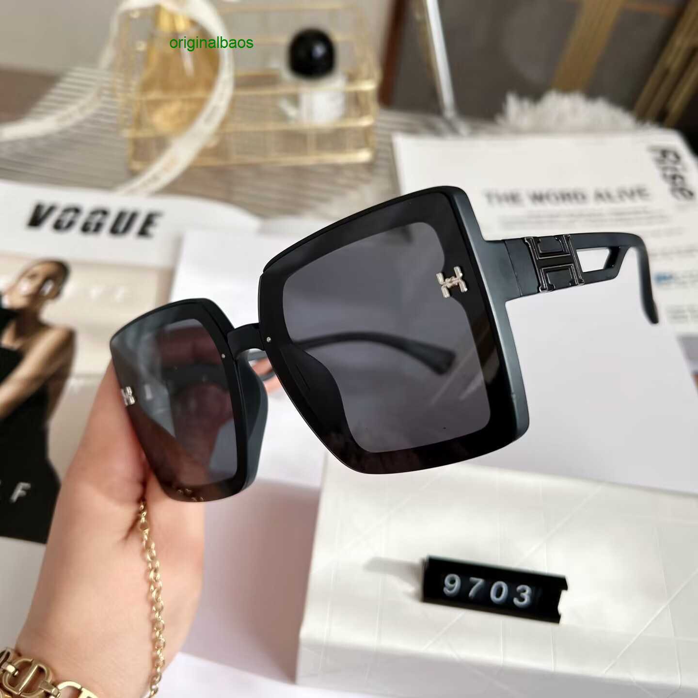 Hemres Designer Sunglasses 2023 New Letter h Square Polarized Uvproof Sunglasses for Women's Fashion Advanced Sense Driving Versatile 2LFE
Hemres Designer Sunglasses 2023 New Letter h Square Polarized Uvproof Sunglasses for Women's Fashion Advanced Sense Driving Versatile 2LFE