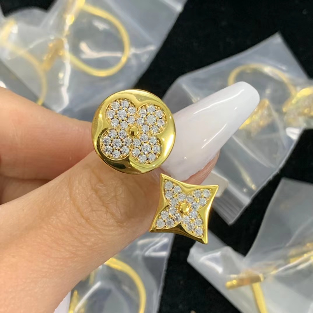 Luxury brand clover designer band rings for women 18k gold bling diamond crystal open ajustable size V letters engagement ring party wedding jewelry gift
Luxury brand clover designer band rings for women 18k gold bling diamond crystal open ajustable size V letters engagement ring party wedding jewelry gift