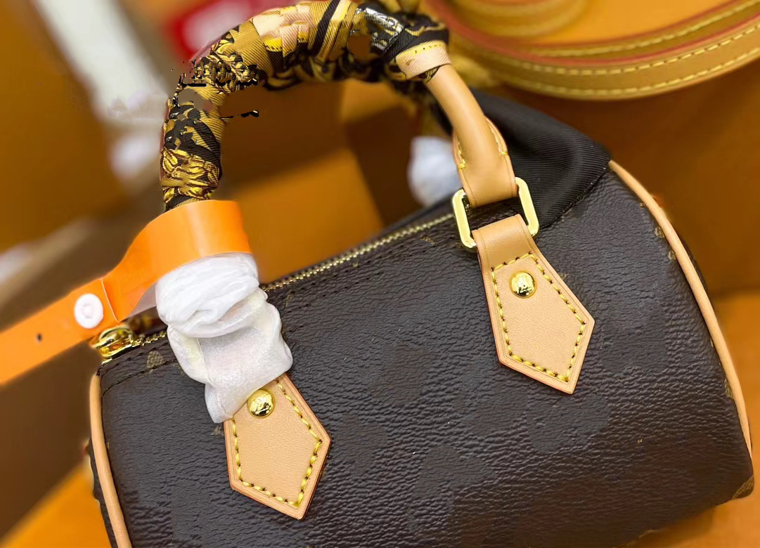 2023 Hot selling fashion designer women's handbag cute mini crossbody bag classic pillow bag shoulder bag genuine leather Lady Wallet, Black
2023 Hot selling fashion designer women's handbag cute mini crossbody bag classic pillow bag shoulder bag genuine leather Lady Wallet, Black