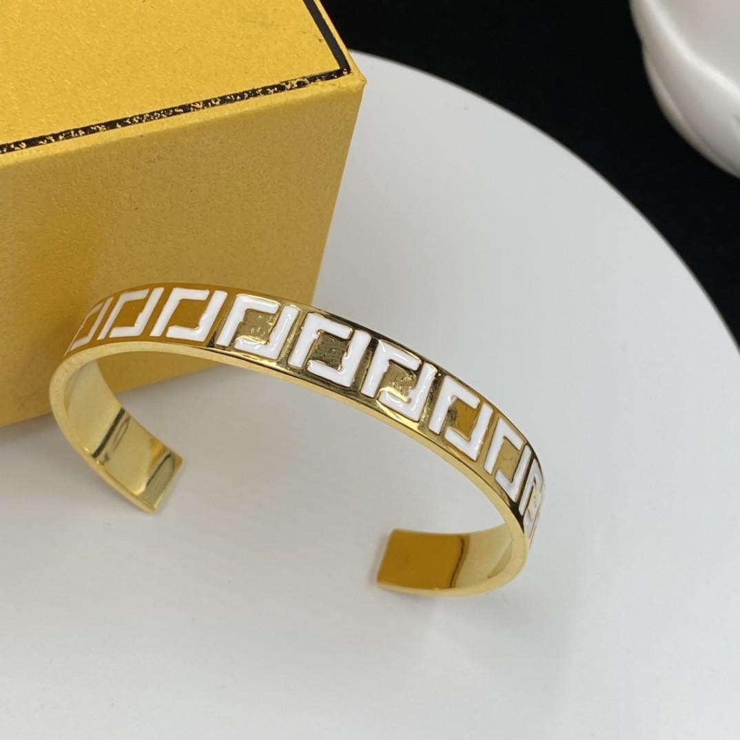 Designer gold carved bracelet men women thick bracelets fashion designer mens jewelry luxury letter couple jewellery wedding gift party 
Designer gold carved bracelet men women thick bracelets fashion designer mens jewelry luxury letter couple jewellery wedding gift party