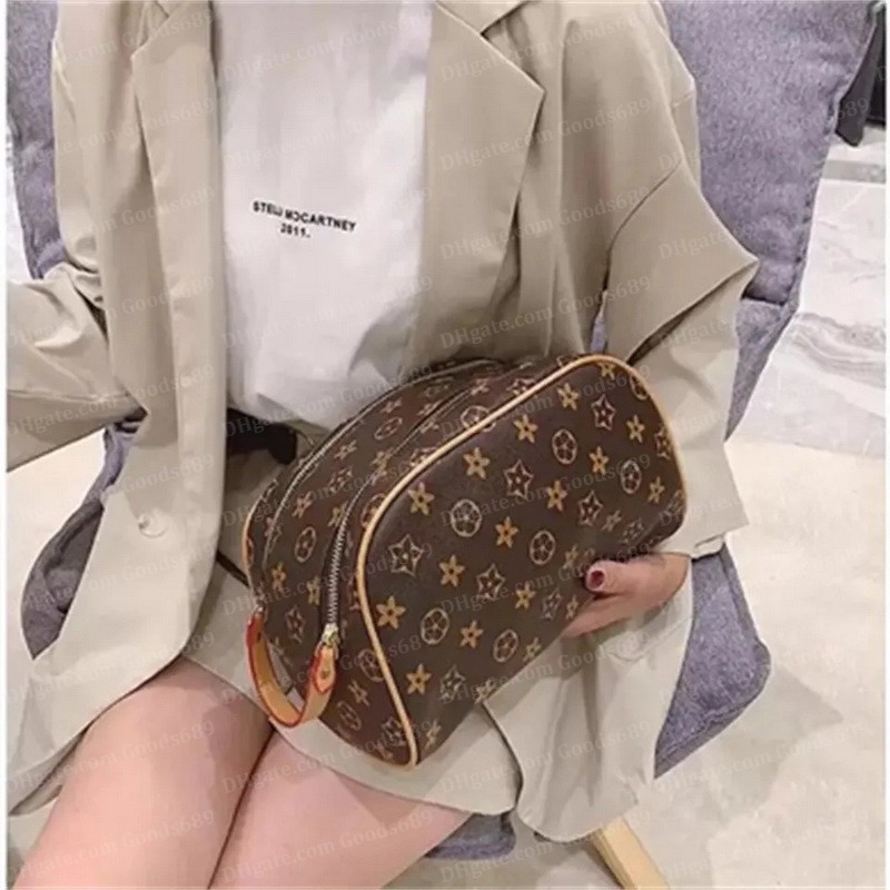 Women Travelling Toilet Bag Designer Wash Handbag Business Double Zipper Leather Capacity Cosmetic Bags Womens Toiletry Pouch Makeup Bags With Original Dust Bag, Clutch bag brown flower
Women Travelling Toilet Bag Designer Wash Handbag Business Double Zipper Leather Capacity Cosmetic Bags Womens Toiletry Pouch Makeup Bags With Original Dust Bag, Clutch bag brown flower